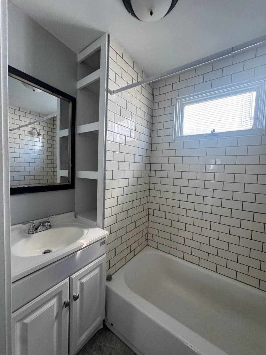 Apartment for rent at 1118 26th St, Des Moines, IA 50310