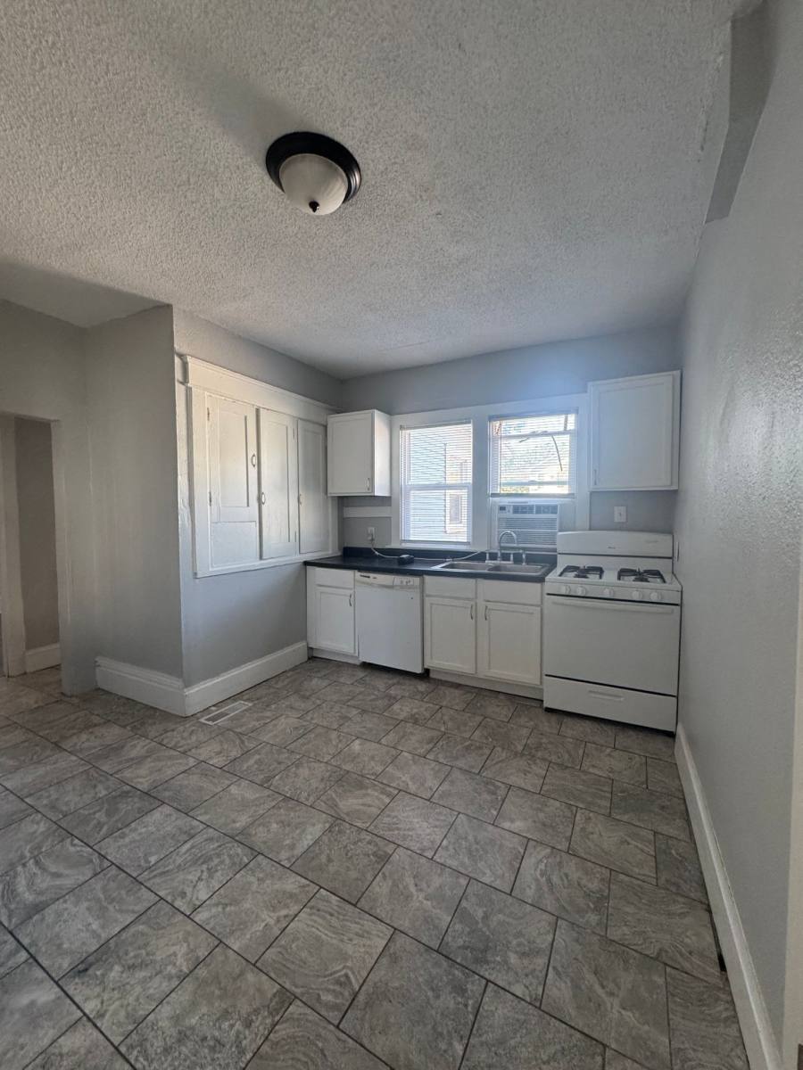 Apartment for rent at 1118 26th St, Des Moines, IA 50310