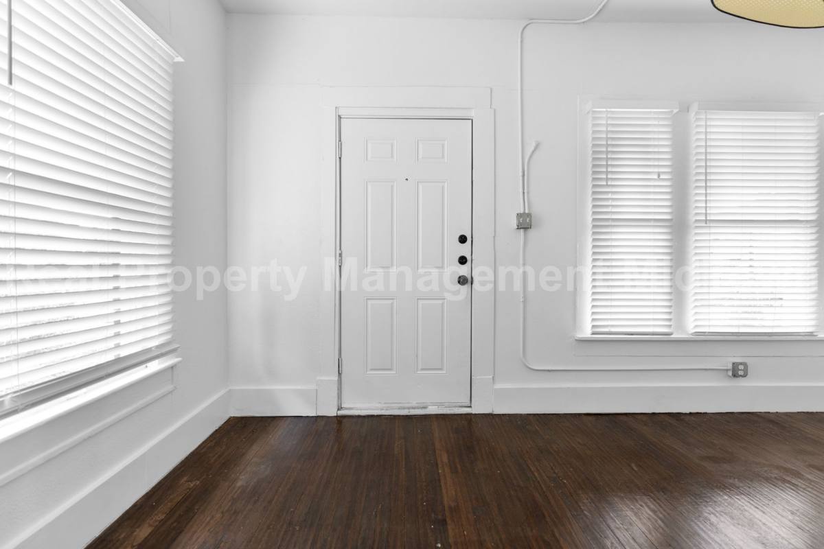 Townhouse for rent at 813 May St #2, Fort Worth, TX 76104