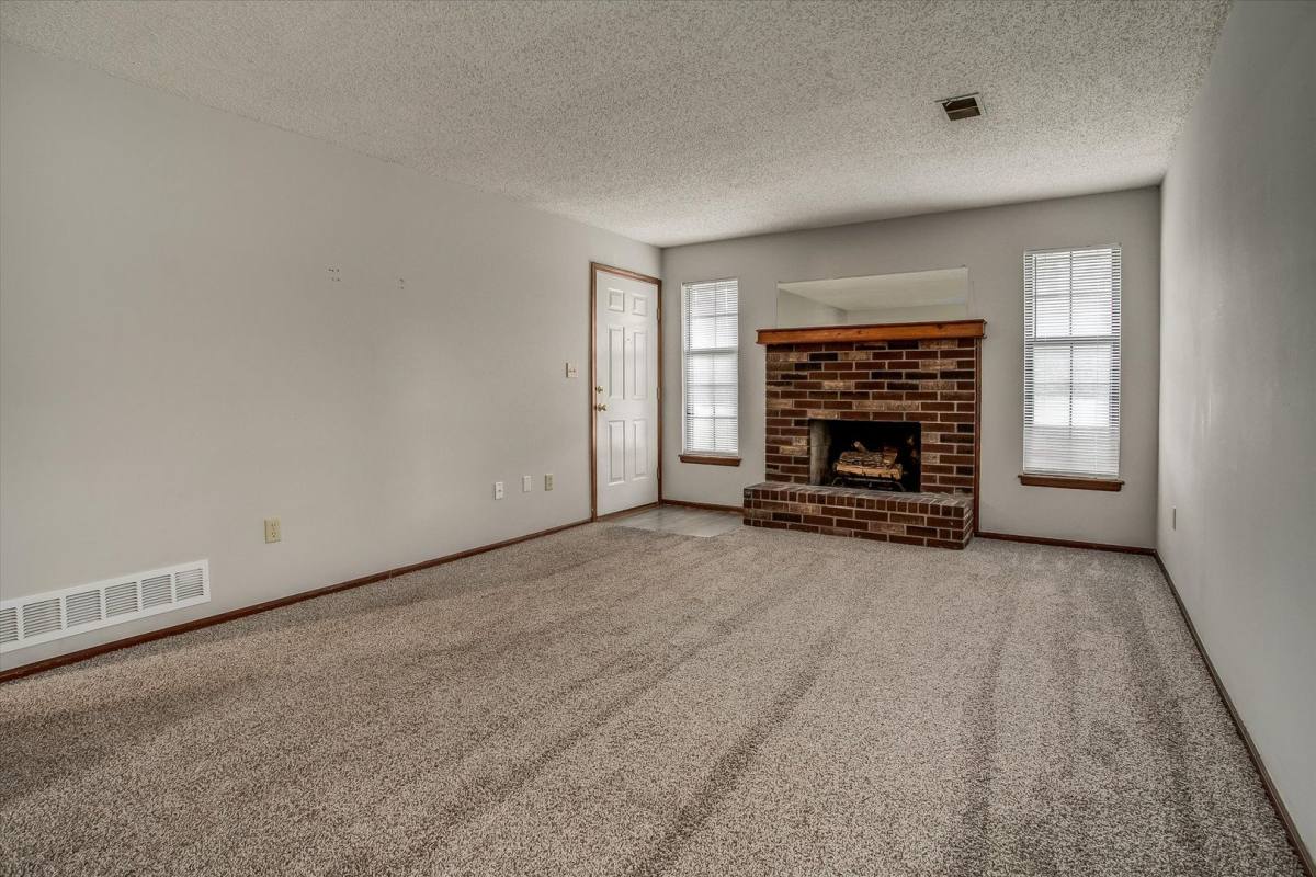 Apartment for rent at 11017 - 11023 Route 350 E, Kansas City, MO 64138
