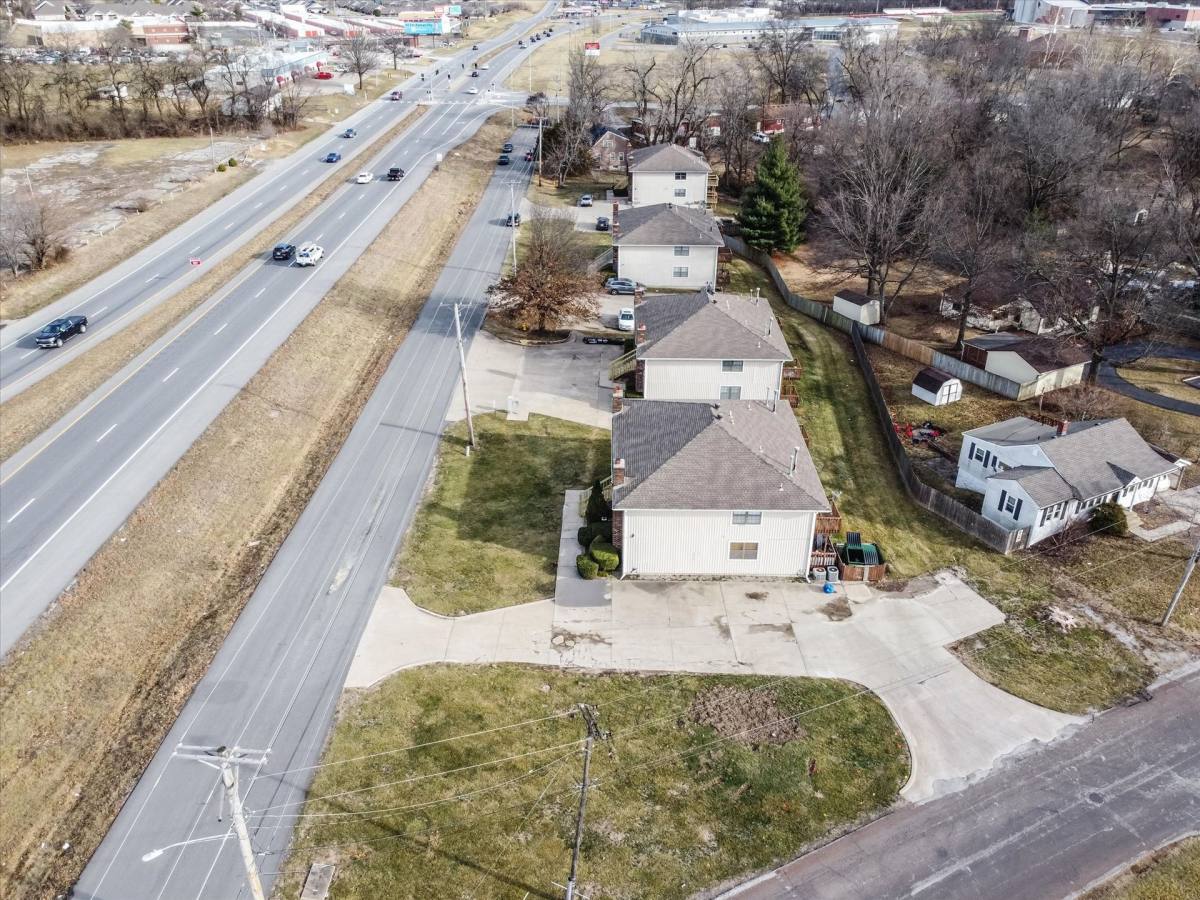 Apartment for rent at 11017 - 11023 Route 350 E, Kansas City, MO 64138