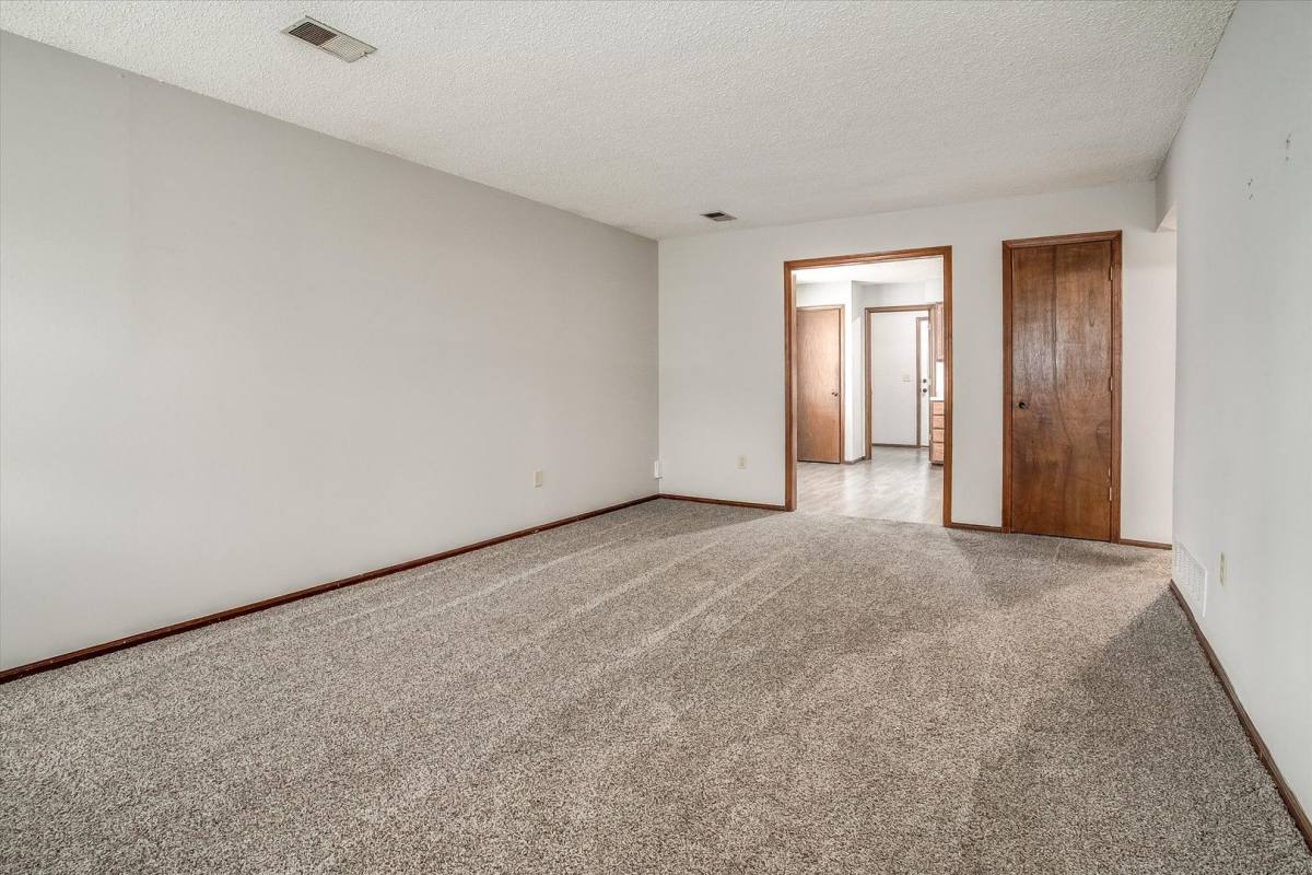 Apartment for rent at 11017 - 11023 Route 350 E, Kansas City, MO 64138