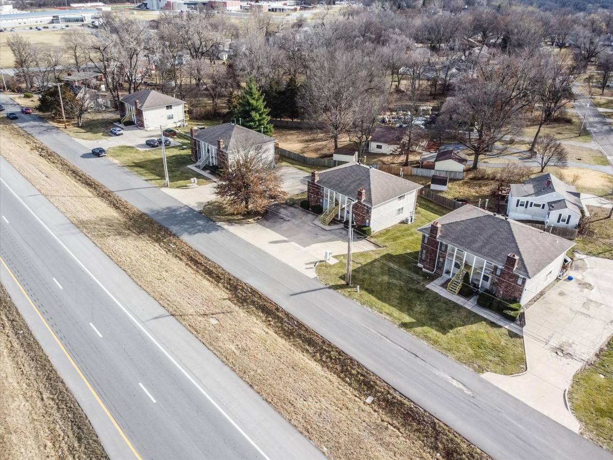 Apartment for rent at 11017 - 11023 Route 350 E, Kansas City, MO 64138