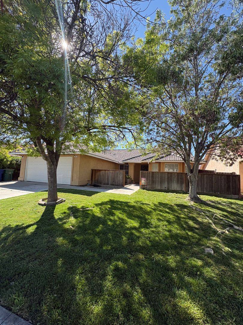Townhouse for rent at 323 Ward Ave, Los Banos, CA 93635