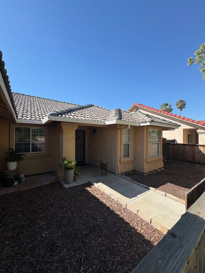 Townhouse for rent at 323 Ward Ave, Los Banos, CA 93635