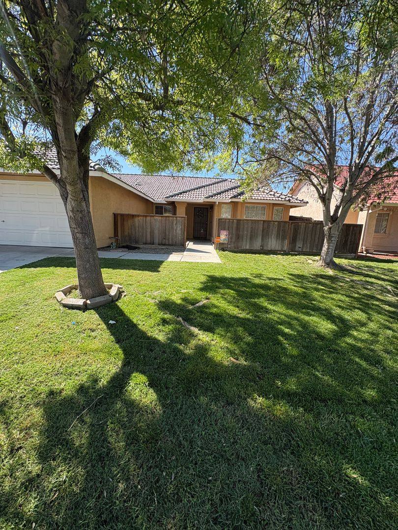 Townhouse for rent at 323 Ward Ave, Los Banos, CA 93635