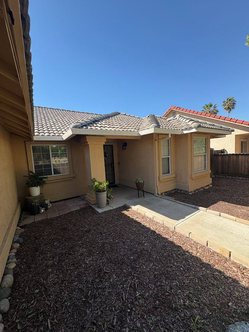Townhouse for rent at 323 Ward Ave, Los Banos, CA 93635