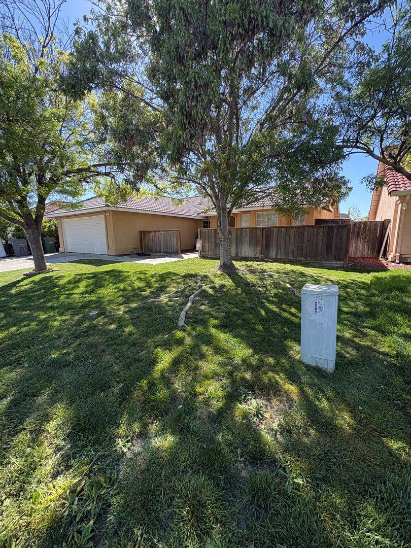 Townhouse for rent at 323 Ward Ave, Los Banos, CA 93635