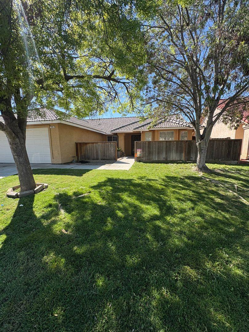 Townhouse for rent at 323 Ward Ave, Los Banos, CA 93635