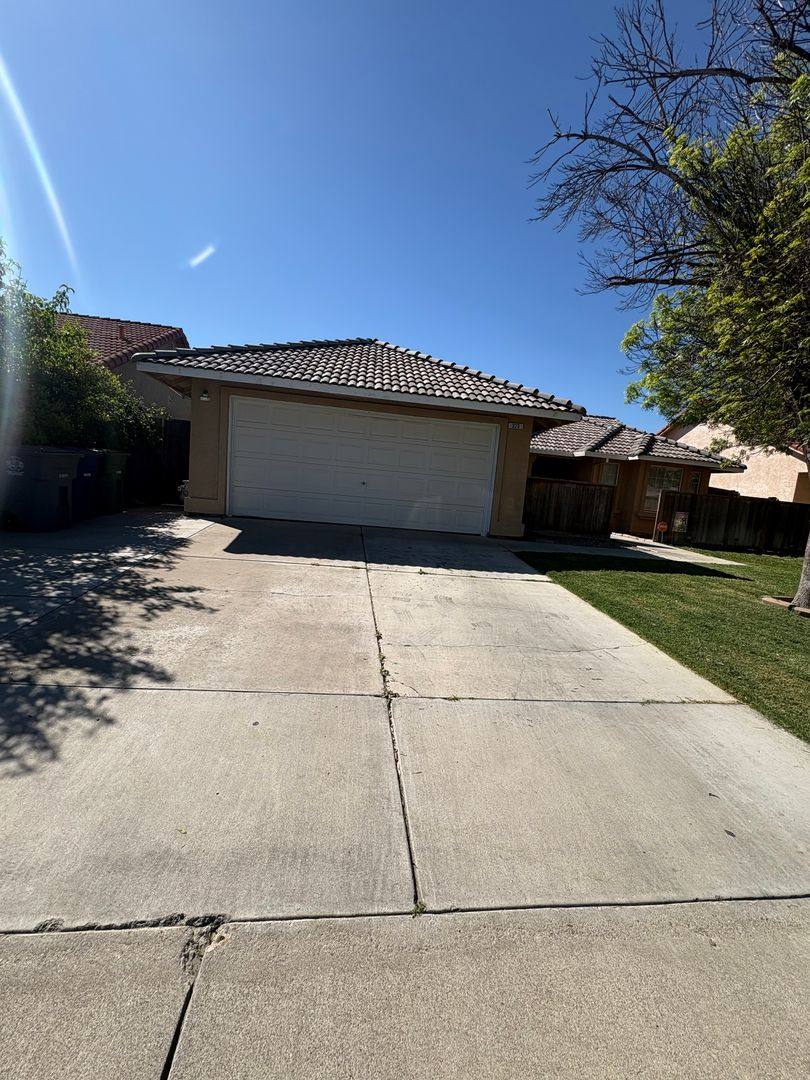 Townhouse for rent at 323 Ward Ave, Los Banos, CA 93635