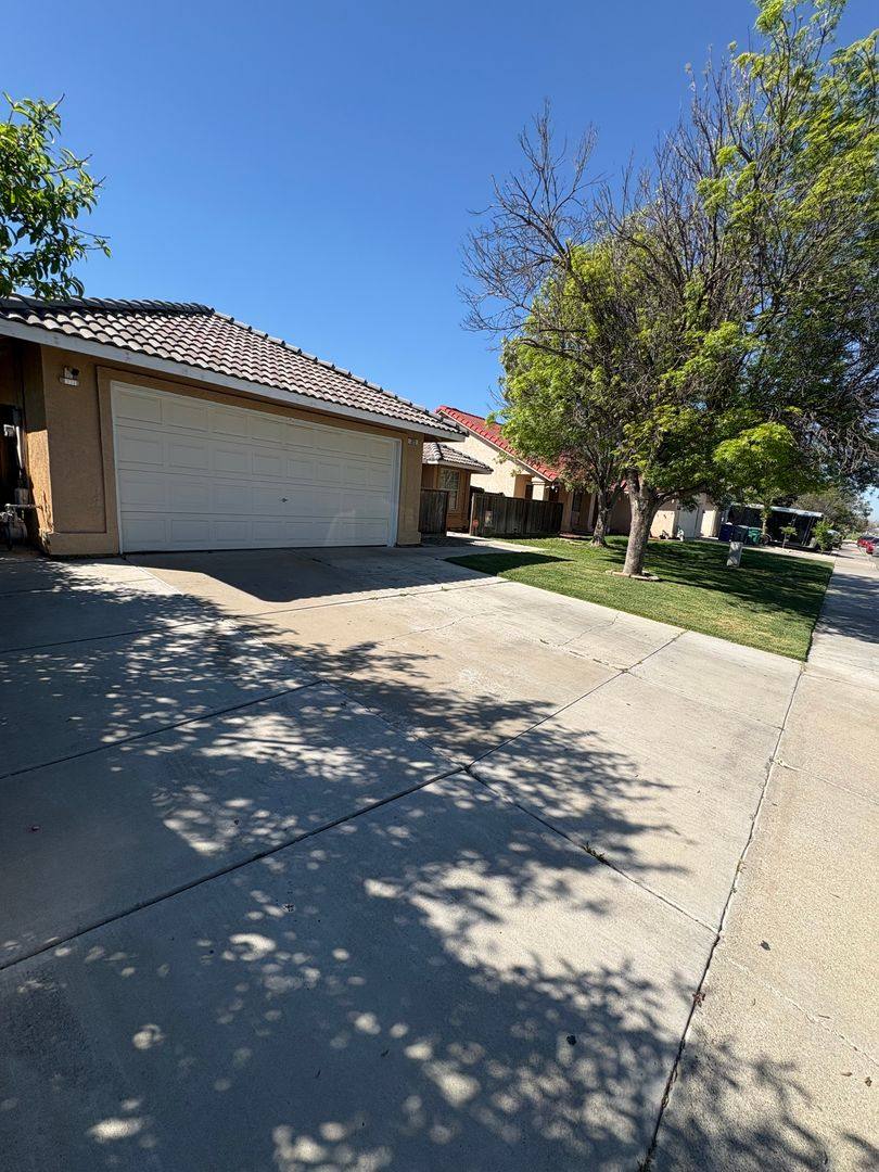 Townhouse for rent at 323 Ward Ave, Los Banos, CA 93635