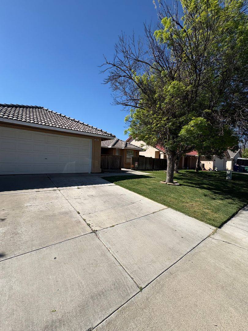 Townhouse for rent at 323 Ward Ave, Los Banos, CA 93635