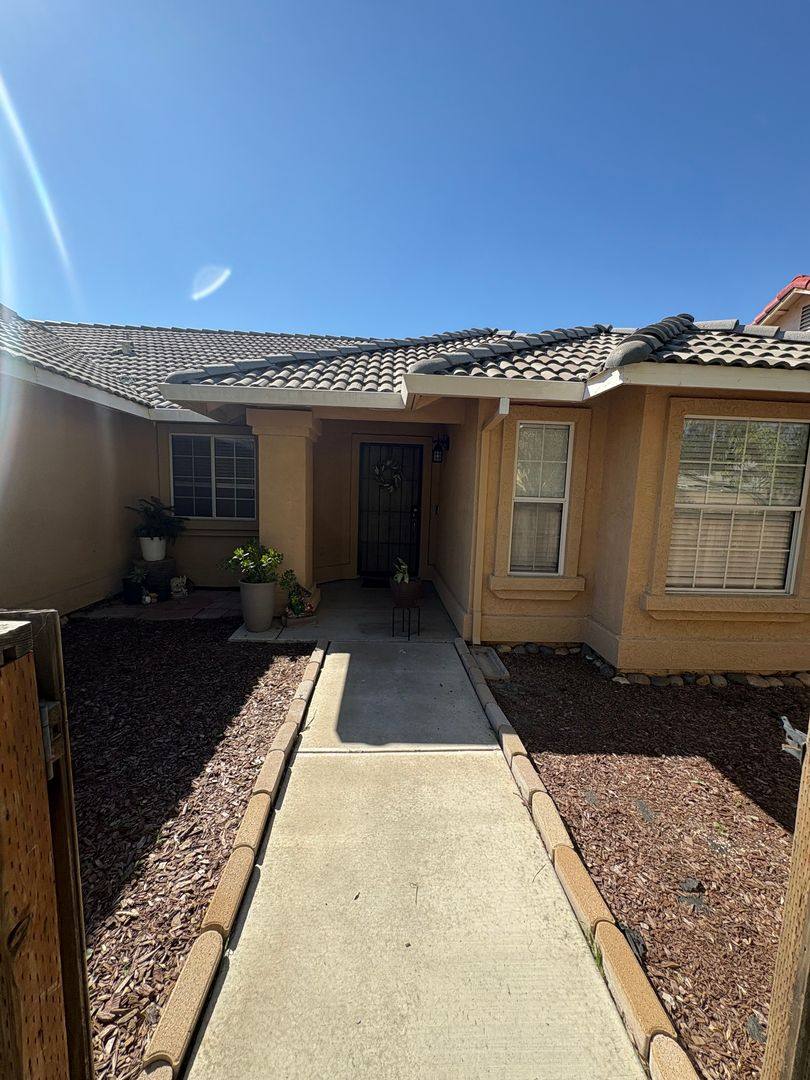 Townhouse for rent at 323 Ward Ave, Los Banos, CA 93635
