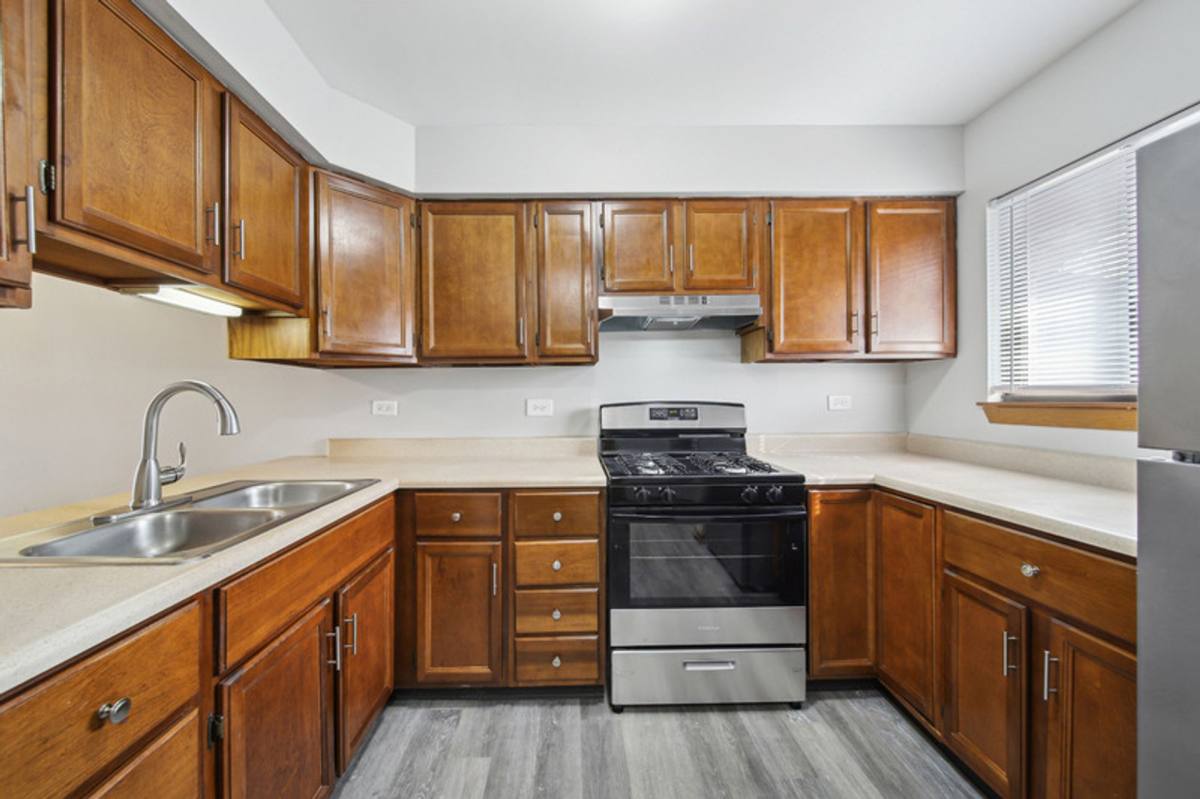Apartment for rent at 97 Pinehurst Court, Burbank, IL 60459