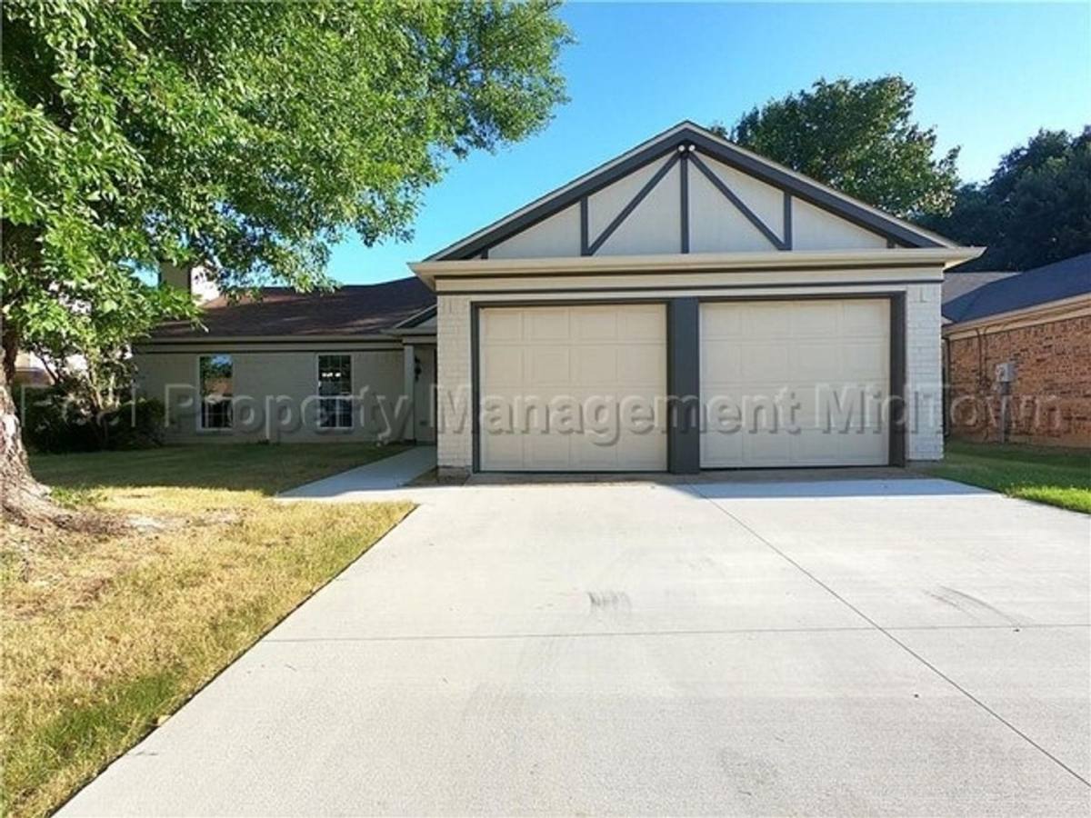 House for rent at 2325 Warwick Ave, Grand Prairie, TX 75052