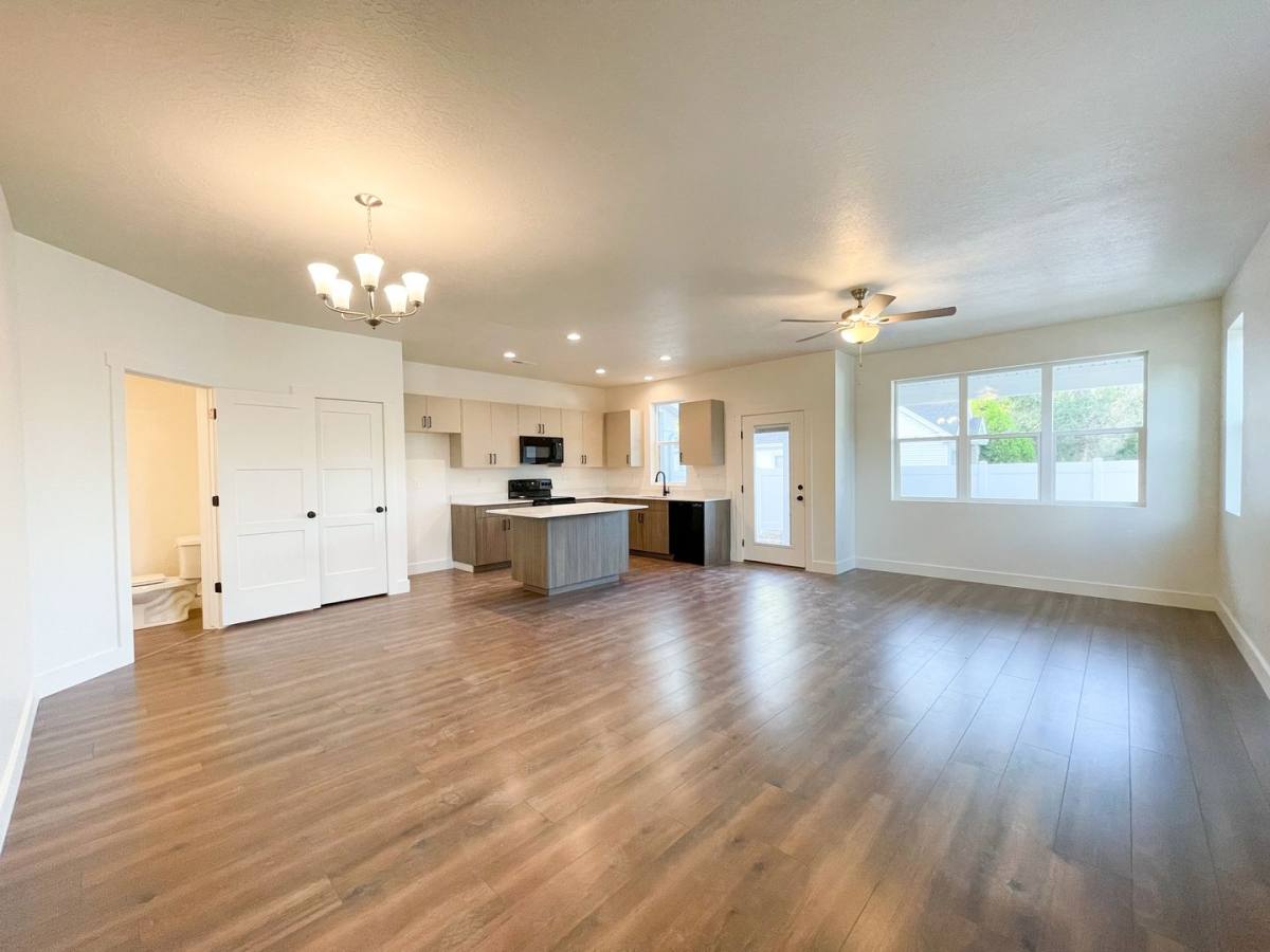 Townhouse for rent at 300 N 3600 W, Clearfield, UT 84015