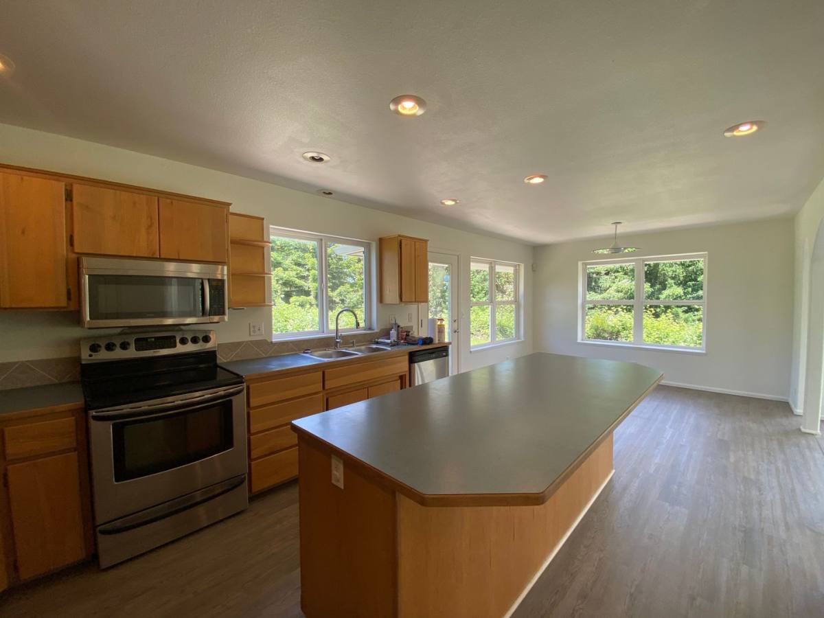 House for rent at 31934 Deberry Rd, Creswell, OR 97426