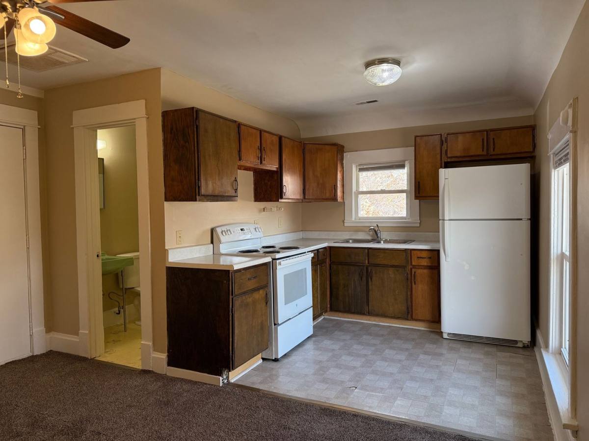 Apartment for rent at 1464 E 14th St, Des Moines, IA 50316