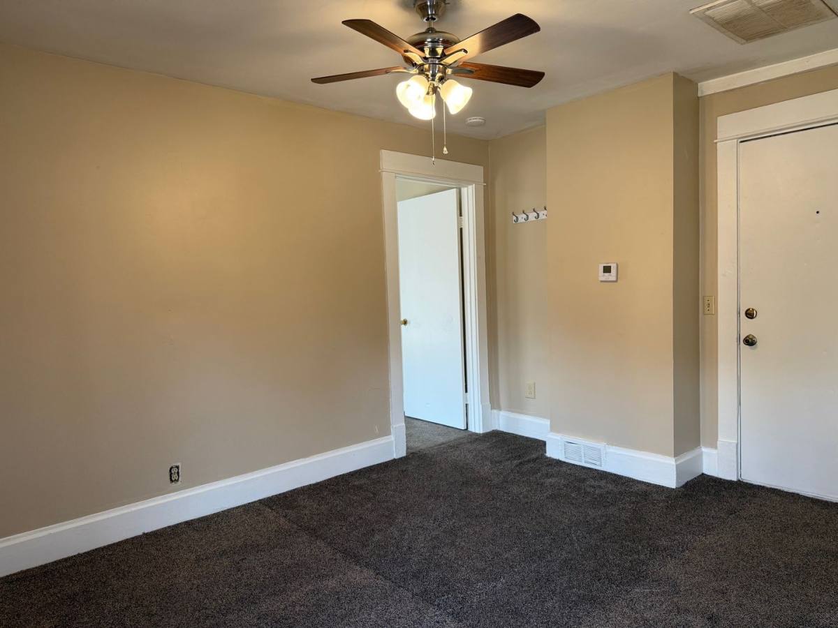 Apartment for rent at 1464 E 14th St, Des Moines, IA 50316
