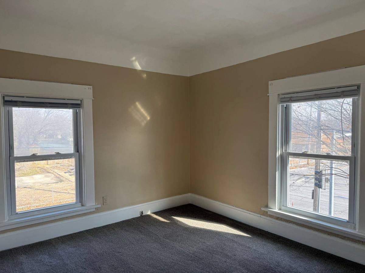 Apartment for rent at 1464 E 14th St, Des Moines, IA 50316