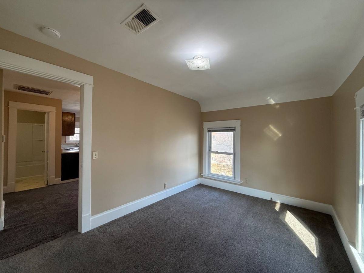 Apartment for rent at 1464 E 14th St, Des Moines, IA 50316