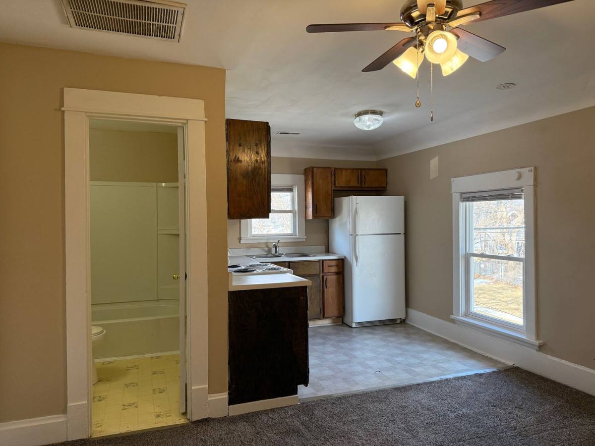 Apartment for rent at 1464 E 14th St, Des Moines, IA 50316