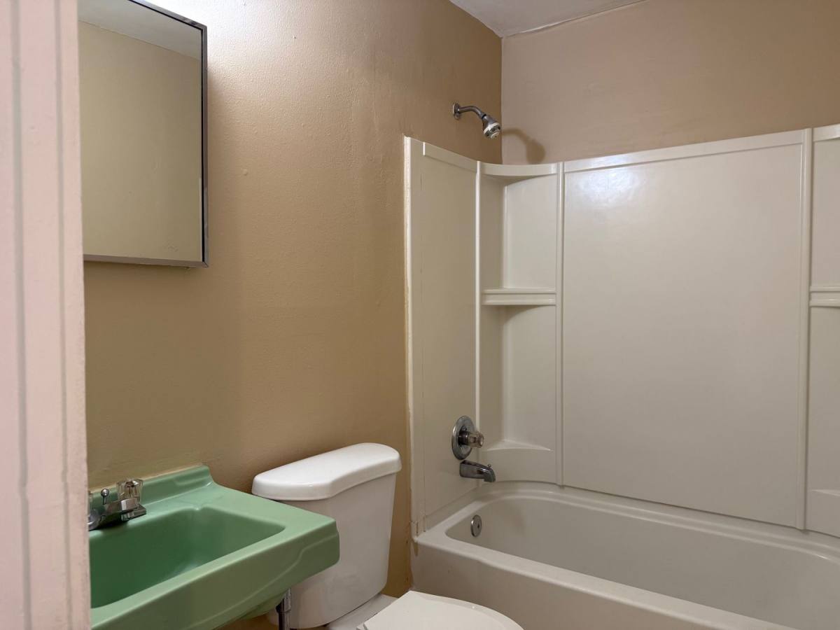 Apartment for rent at 1464 E 14th St, Des Moines, IA 50316