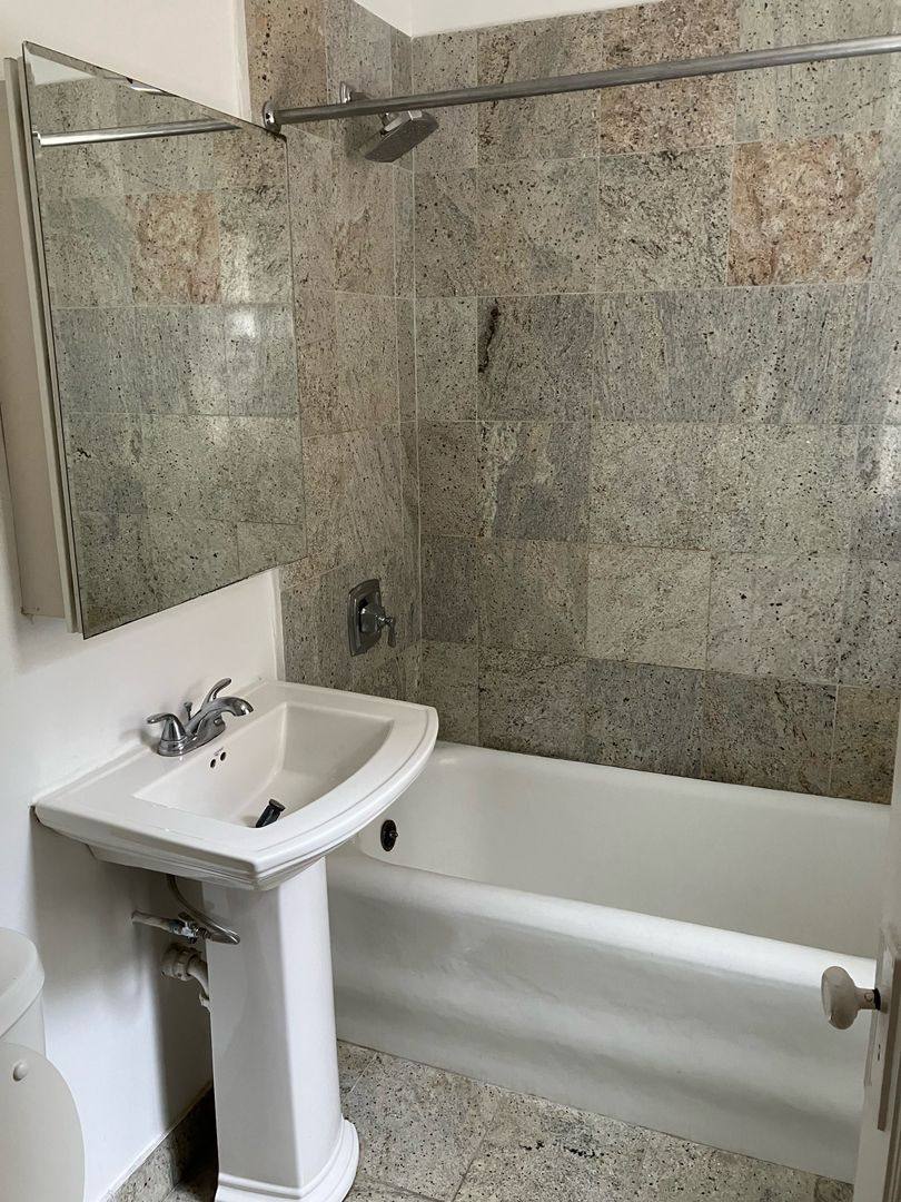 Apartment for rent at 4408 N Rockwell St, Chicago, IL 60618