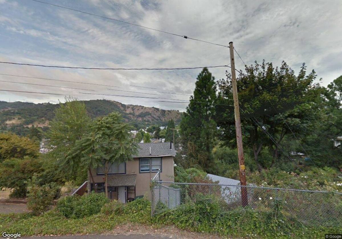 House for rent at 1592 SE Eddy St, Roseburg, OR 97470