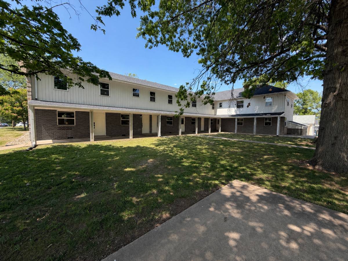 Apartment for rent at 106 E Sycamore St, Monett, MO 65708