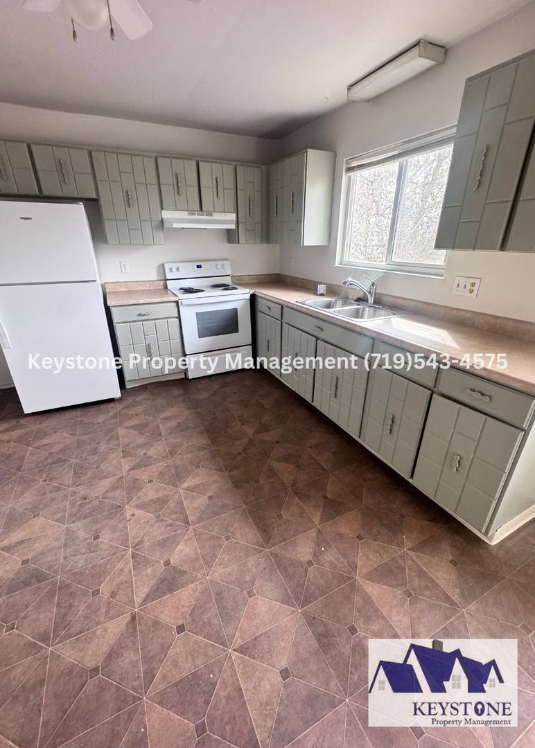 Townhouse for rent at 947 S Honeysuckle Dr, Pueblo, CO 81007