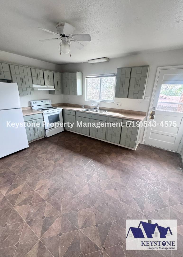 Townhouse for rent at 947 S Honeysuckle Dr, Pueblo, CO 81007