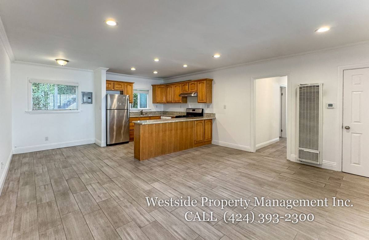 Apartment for rent at 627 Westminster Ave #2, Venice, CA 90291