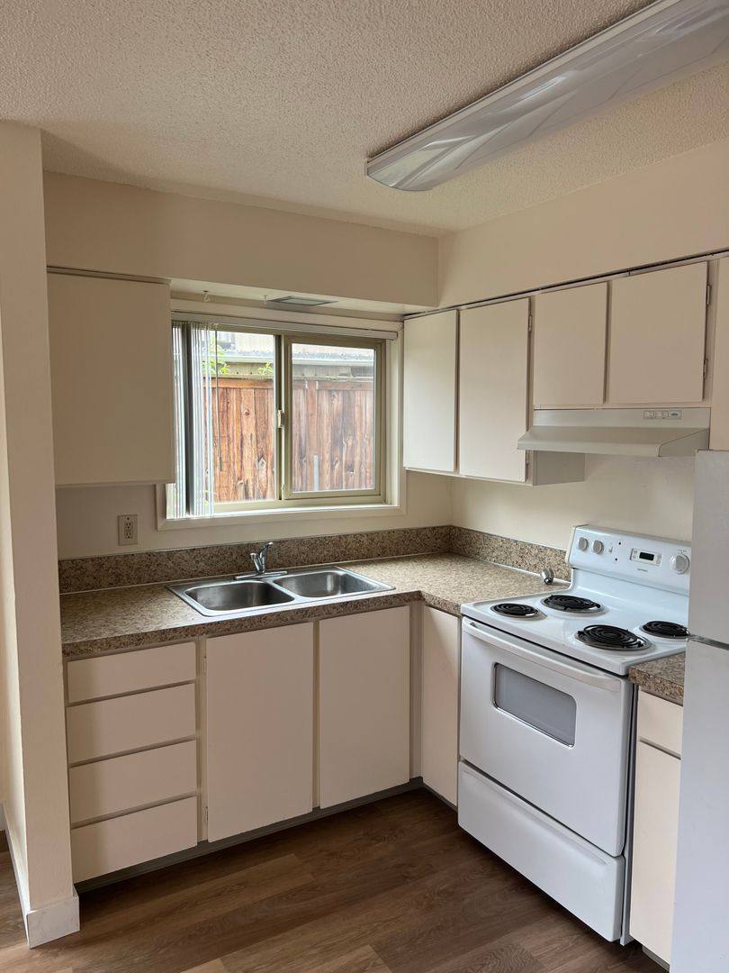 Apartment for rent at 3933 SE Francis, Portland, OR 97202