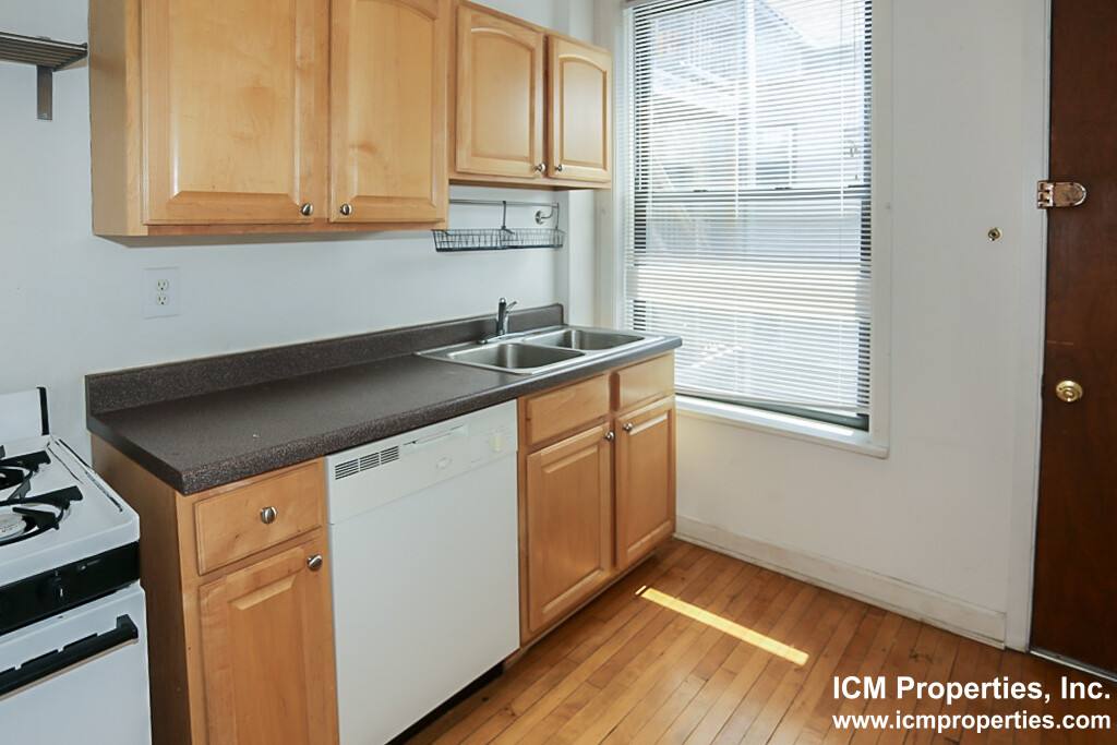 Apartment for rent at 3054 N Greenview Ave #2, Chicago, IL 60657