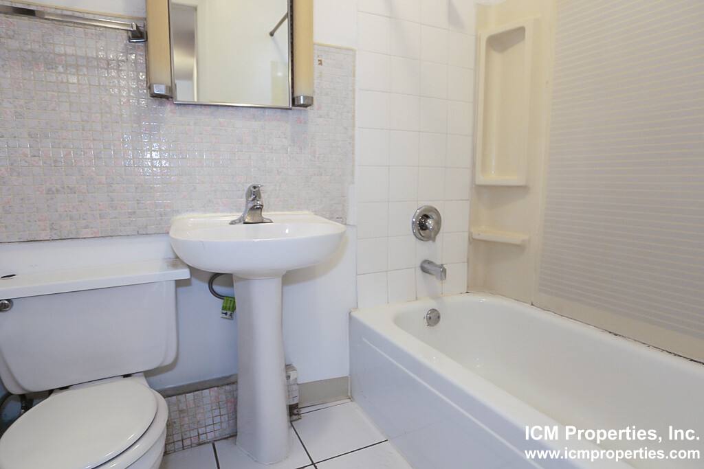 Apartment for rent at 3054 N Greenview Ave #2, Chicago, IL 60657