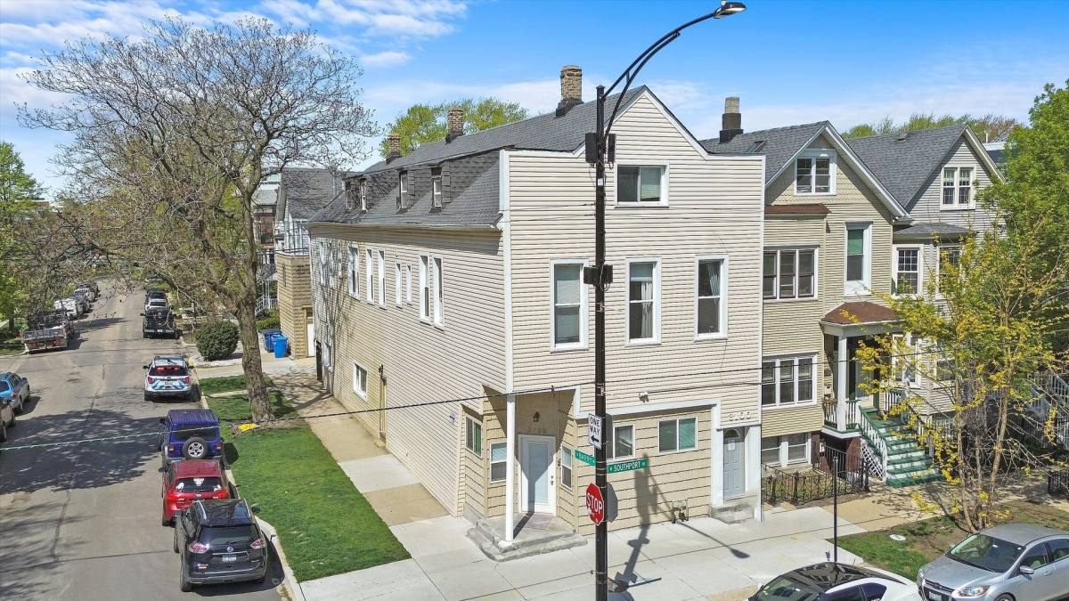 Apartment for rent at 3100 N Southport Ave #3R, Chicago, IL 60657