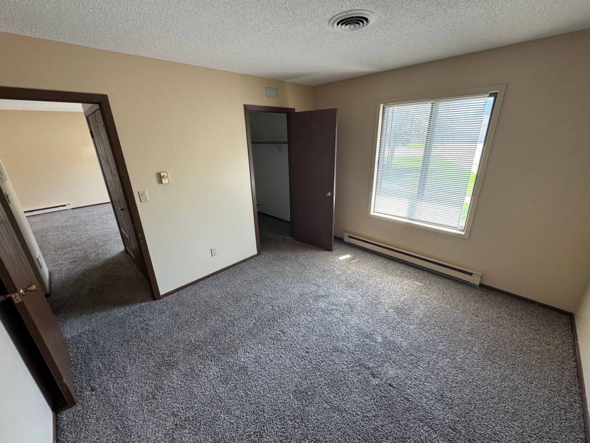 Apartment for rent at 1401 1402 Woodland Dr, Jefferson, IA 50129