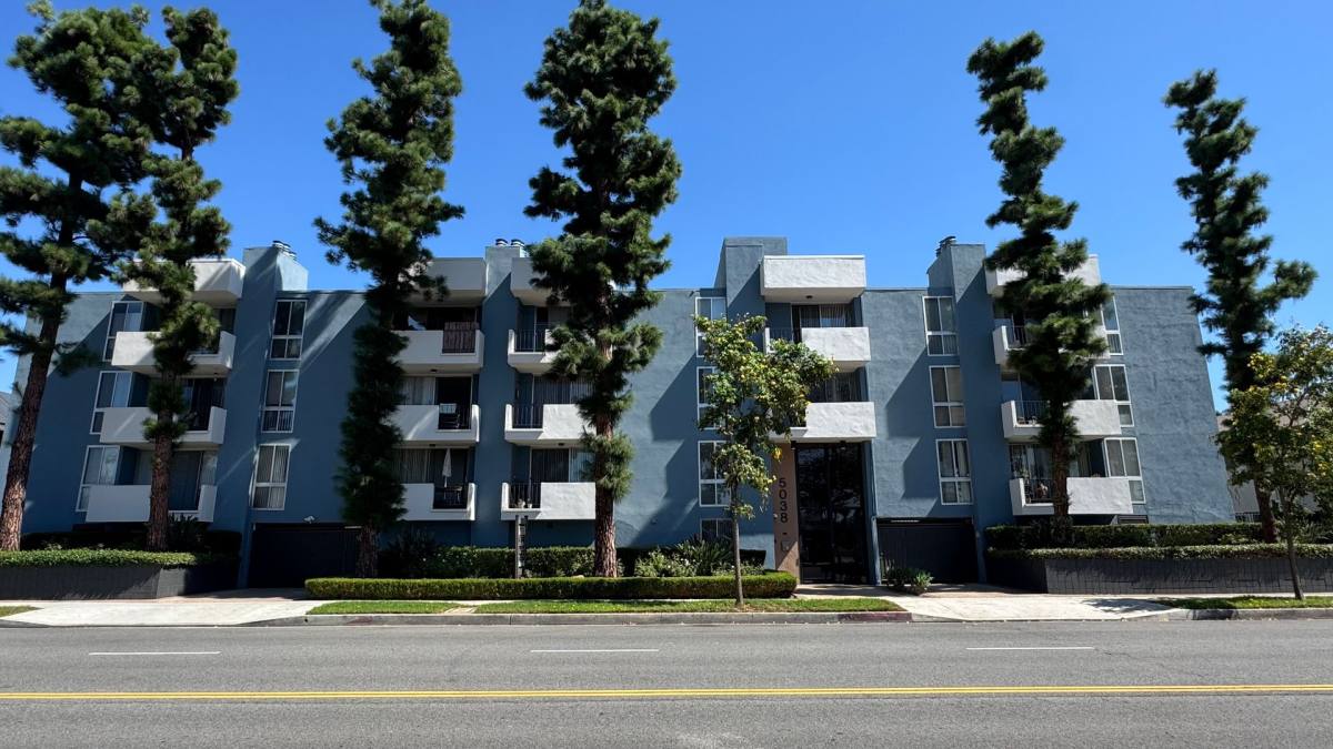 Apartment for rent at 5038 Hazeltine Ave, Sherman Oaks, CA 91423