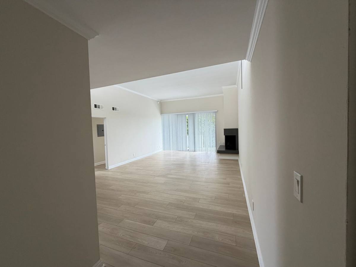 Apartment for rent at 5038 Hazeltine Ave, Sherman Oaks, CA 91423