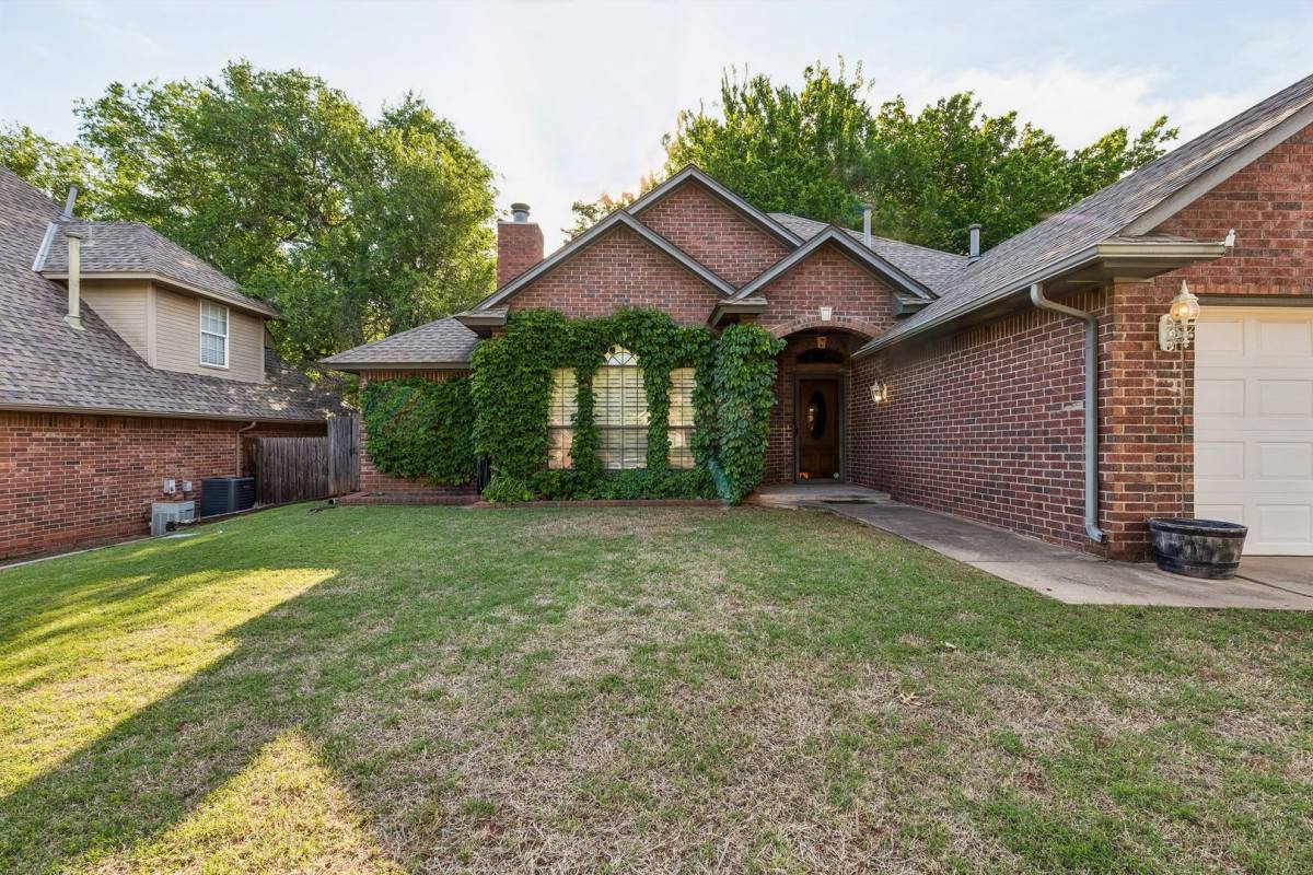 House for rent at 1820 Chelsea Dr, Edmond, OK 73013