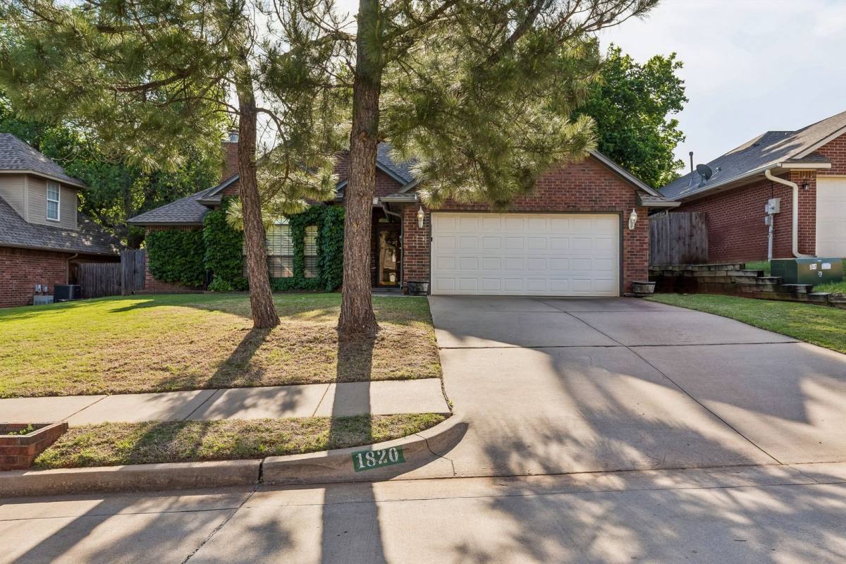 House for rent at 1820 Chelsea Dr, Edmond, OK 73013