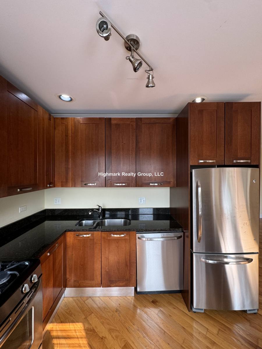 Condo for rent at 6935 N Oakley Ave #1T, Chicago, IL 60645