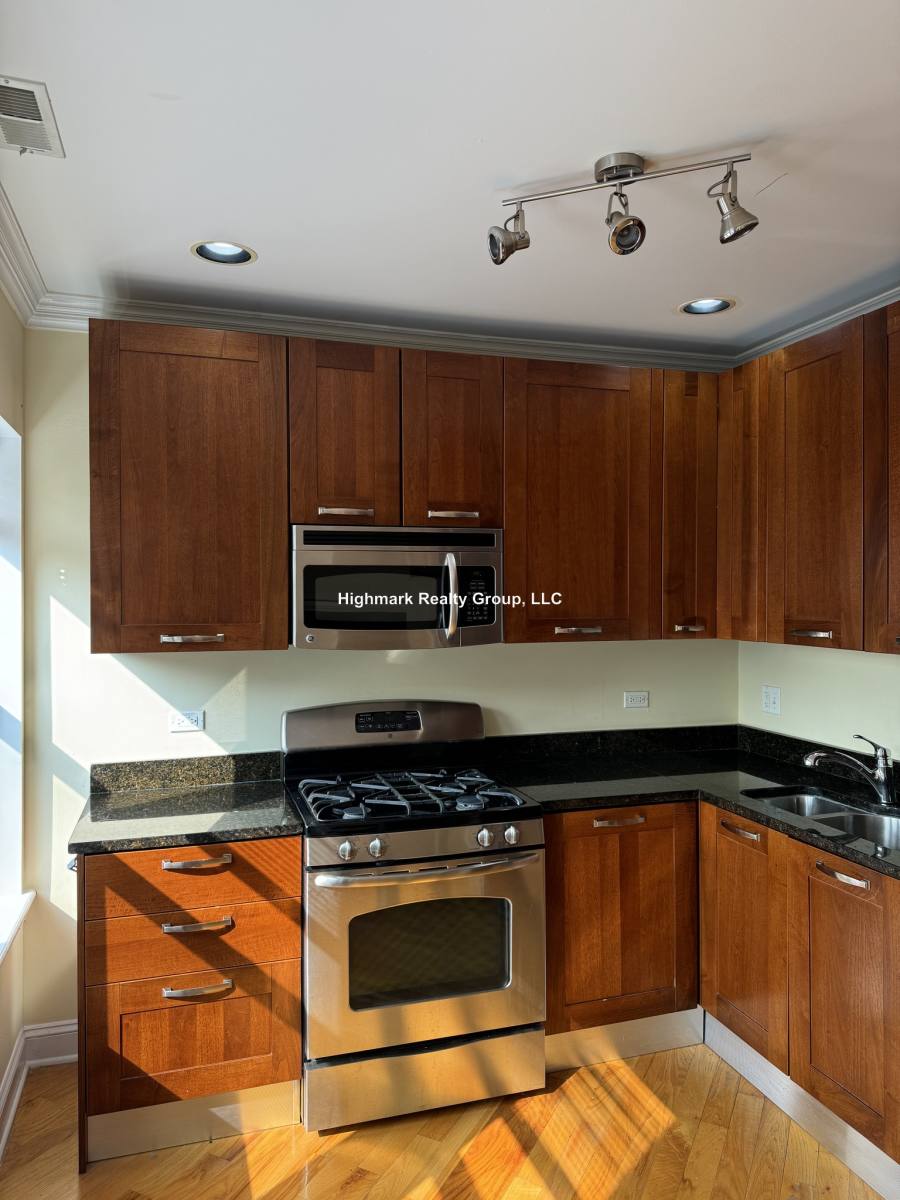 Condo for rent at 6935 N Oakley Ave #1T, Chicago, IL 60645