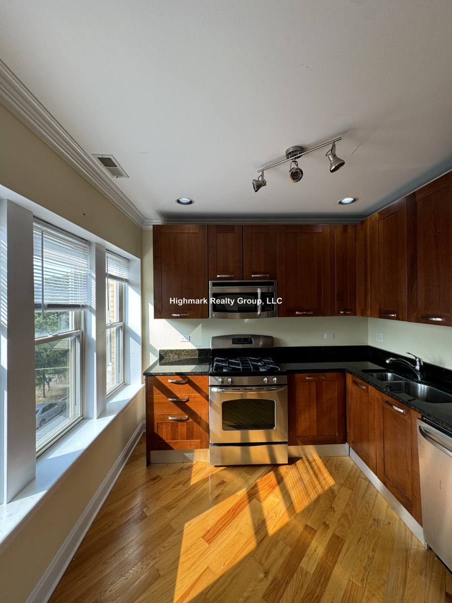 Condo for rent at 6935 N Oakley Ave #1T, Chicago, IL 60645