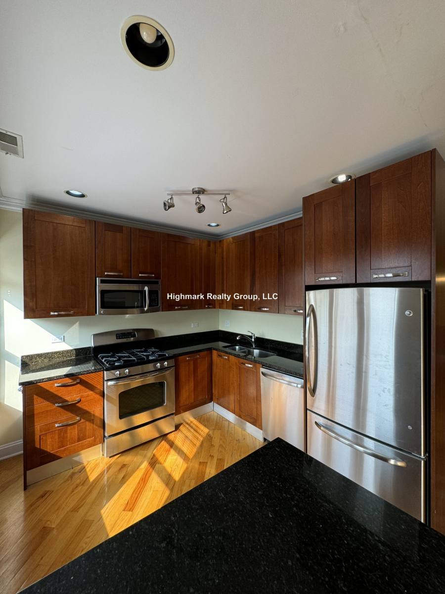 Condo for rent at 6935 N Oakley Ave #1T, Chicago, IL 60645