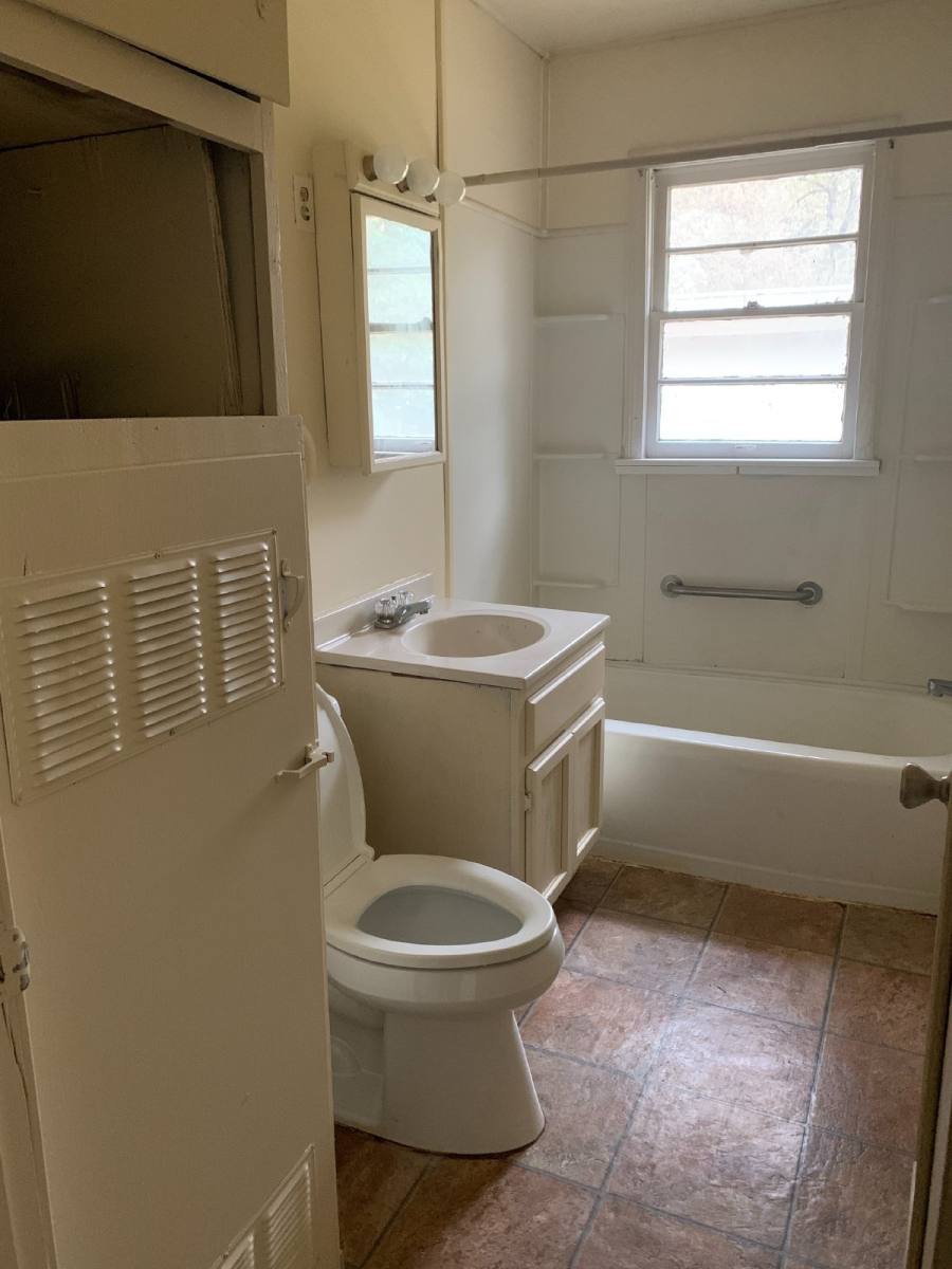Apartment for rent at 1209 W Matthews, Jonesboro, AR 72401