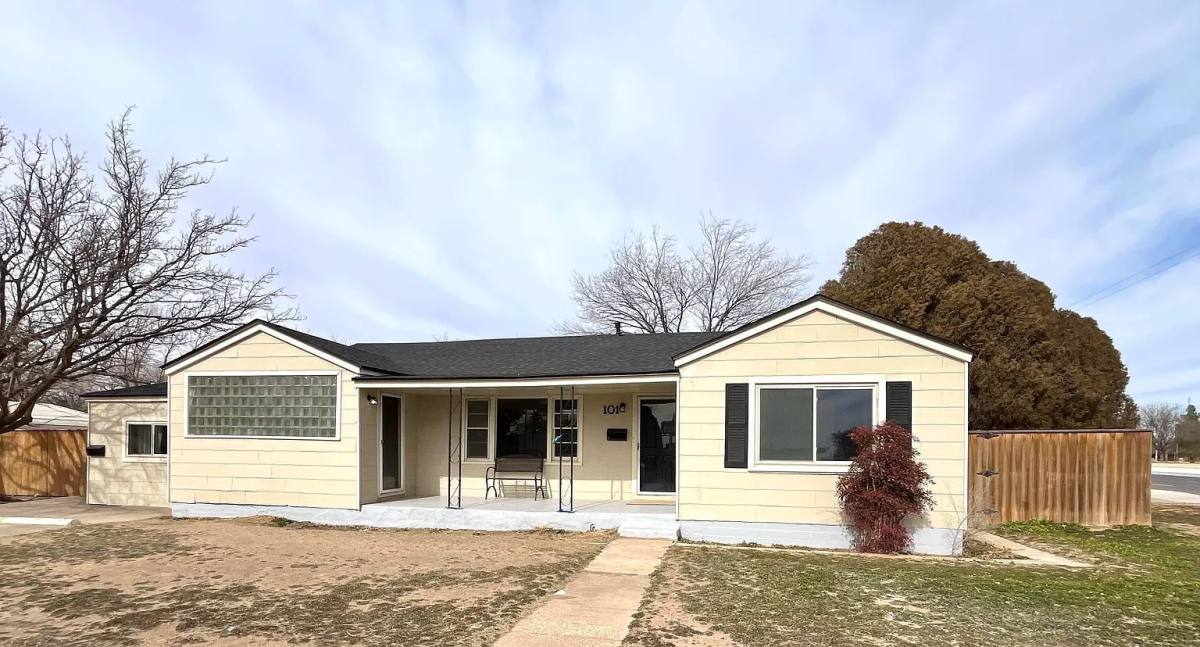 Townhouse for rent at 101 15th St #B, Levelland, TX 79336