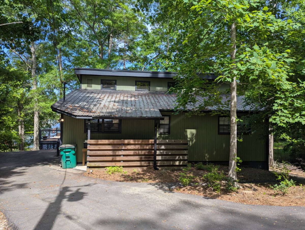 House for rent at 176 Crooked Creek Bay Rd SE, Eatonton, GA 31024