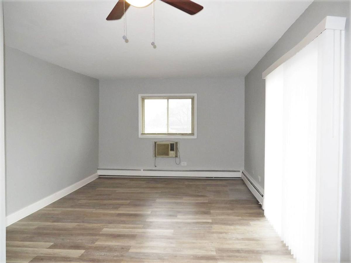 Apartment for rent at 1050 - 1110 N Wheeling Rd, Mount Prospect, IL 60056